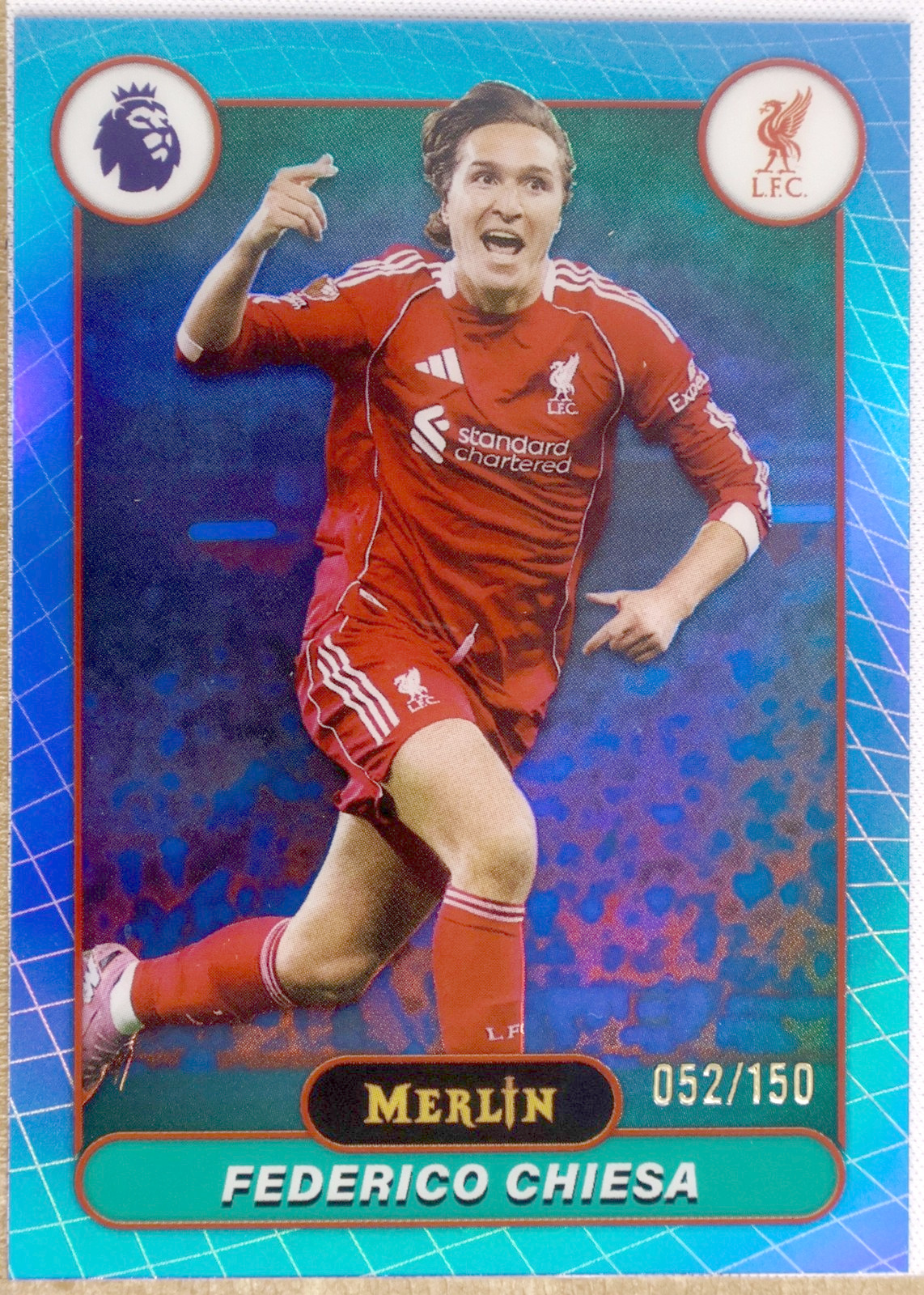 Topps Merlin Premier League 2025-26 #112 Federico Chiesa (Liverpool FC) — Parallel numerado /150 (refractor aqua/teal)